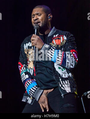 Los Angeles, Californie, USA. 5ème Nov, 2016. Usher en prestation au vrai Show 2016 présenté par du vrai 92,3 lors du Forum de Los Angeles, CA : Crédit Photo l'accès/Alamy Live News Banque D'Images