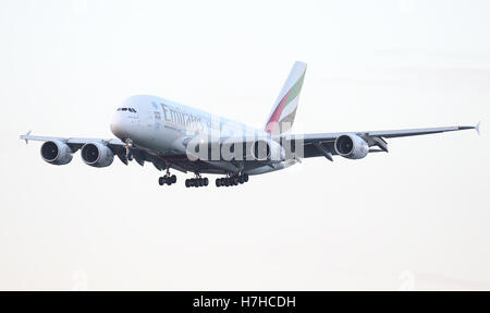 Avion d'Emirates décolle de l'aéroport d'Heathrow au coucher du soleil. Banque D'Images