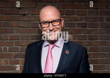 Paul Nuttall pose pour un portrait au cours d'une parti de l'indépendance du Royaume-Uni (UKIP) tribune débat au néon dans Newport, Pays de Galles, Royaume-Uni. Banque D'Images