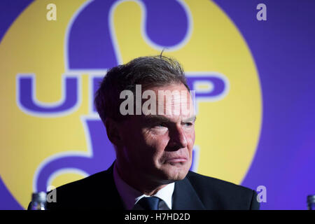 Lors d'une parti de l'indépendance du Royaume-Uni (UKIP) tribune débat au néon dans Newport, Pays de Galles, Royaume-Uni. Banque D'Images