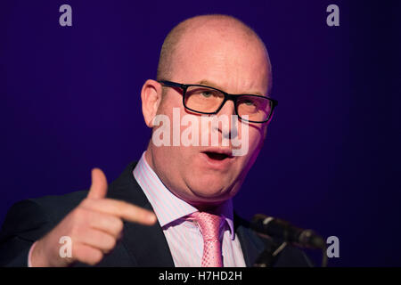 Paul Nuttall parle lors d'une parti de l'indépendance du Royaume-Uni (UKIP) tribune débat au néon dans Newport, Pays de Galles, Royaume-Uni. Banque D'Images