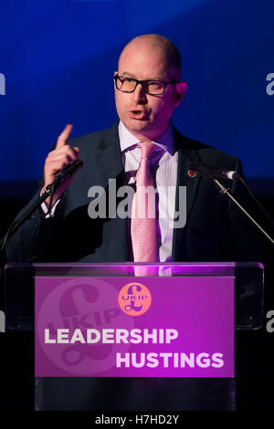 Paul Nuttall parle lors d'une parti de l'indépendance du Royaume-Uni (UKIP) tribune débat au néon dans Newport, Pays de Galles, Royaume-Uni. Banque D'Images