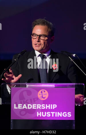 Peter Whittle lors d'une parti de l'indépendance du Royaume-Uni (UKIP) tribune débat au néon dans Newport, Pays de Galles, Royaume-Uni. Banque D'Images