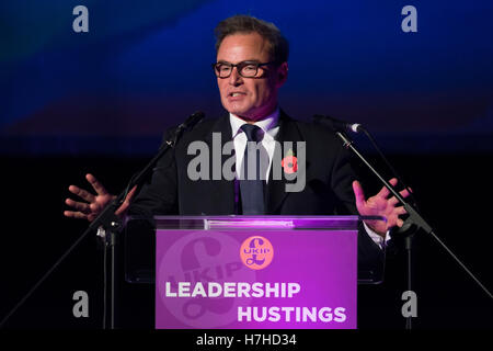 Peter Whittle parle lors d'une parti de l'indépendance du Royaume-Uni (UKIP) tribune débat au néon dans Newport, Pays de Galles, Royaume-Uni. Banque D'Images