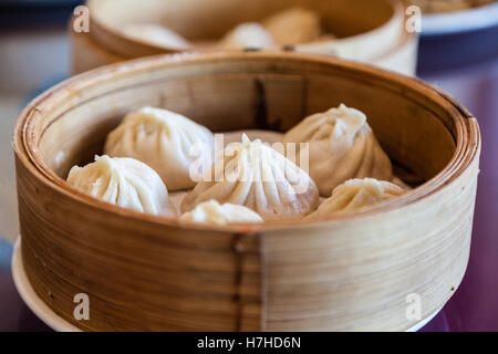 Soupe traditionnelle dumpling Xiao Long Bao est un dim sum chinois populaires cuites à la vapeur en bambou. Banque D'Images