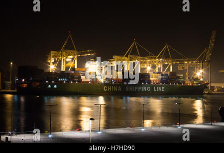 PU DONG XIN - Container Ship est à port Luka Koper lors du déchargement des conteneurs dans la nuit. Banque D'Images