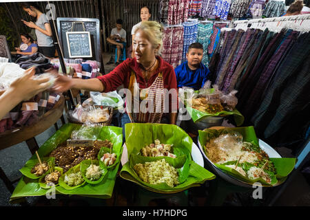 Une femme vendant de la nourriture au marché de nuit de Chiang Mai, Thaïlande Marche Banque D'Images