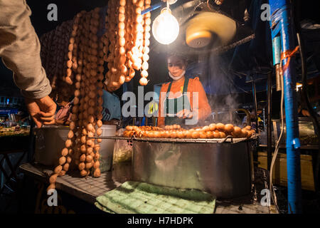 Une femme vendant de la nourriture au marché de nuit de Chiang Mai, Thaïlande Marche Banque D'Images