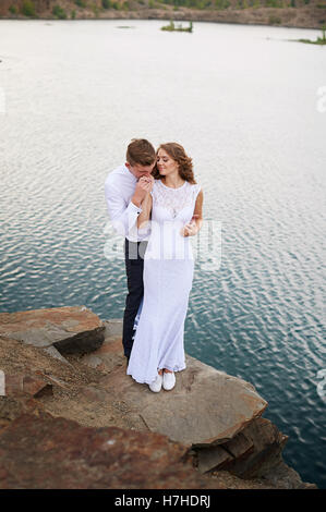 Mariée et le marié autour de lacs magnifiques. Wedding couple in love Banque D'Images