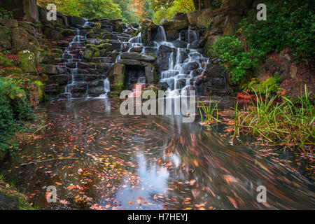 Une cascade à Virginia Water à l'automne couleurs, Surrey, UK - l'effet de vitesse d'obturation lente Banque D'Images