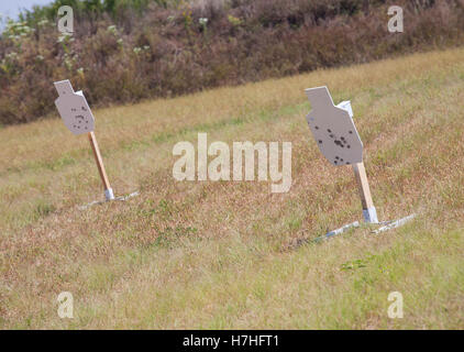 Deux cibles de l'acier utilisé pour la pratique des armes à feu sur les champs Banque D'Images