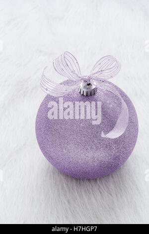 Une belle, fantaisie, parfaite, pure, brillante, purple glitter ornement de Noël sur fond blanc vertical Banque D'Images