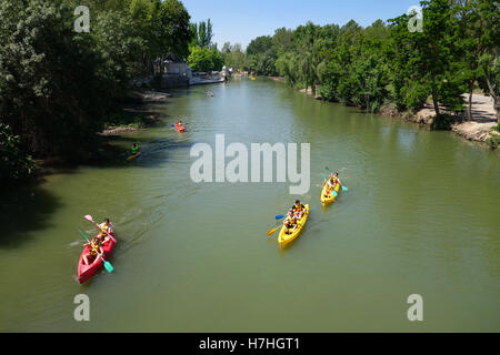 Les kayakistes sur la rivière Tajo dans le jardin de l'hôtel Aranjuez Espagne Banque D'Images