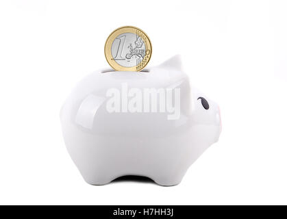 White piggy bank avec Euro dollar pièce dans la fente. Concept de l'épargne pour un jour de pluie, l'éducation, de retraite, etc. isolé sur W Banque D'Images