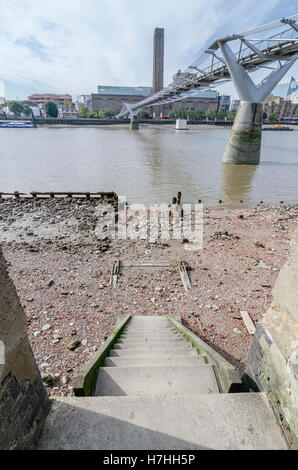 Rive nord de la Tamise à marée basse sous le pont du millénaire Banque D'Images