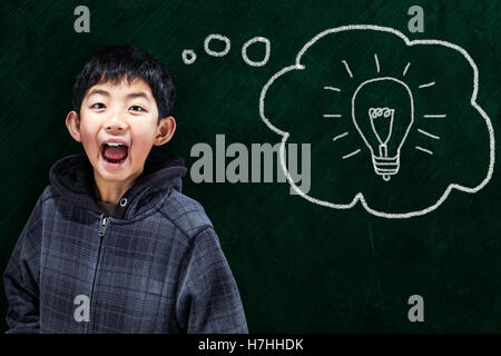 Smart Asian boy avec smart idée dans la salle de classe et tableau arrière-plan. Banque D'Images