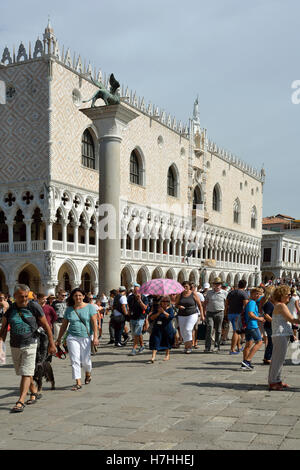 Waterfront Riva degli Schiavoni avec des touristes à des Doges de Venise en Italie. Banque D'Images