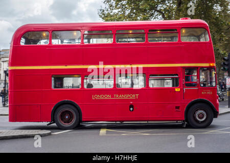 Route du patrimoine bus Routemaster traditionnels à Londres Banque D'Images