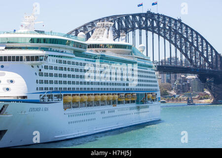 Navire de Royal Caribbean explorer les mers rof un paquebot de croisière amarré au terminal passagers d'outre-mer, Circular Quay, Sydney, Australie Banque D'Images