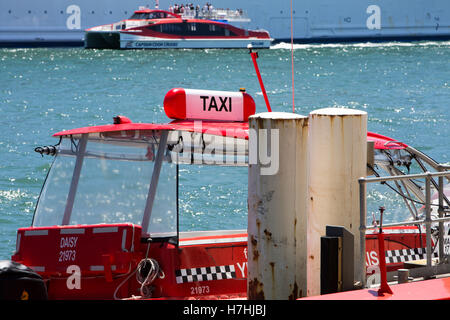 Taxi de l'eau sur le port de Sydney bateau amarré à une pile, fast ferry en arrière-plan,Sydney, Australie Banque D'Images
