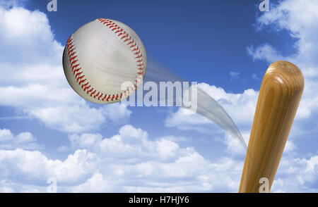 Baseball home run frappé rapide vers le ciel avec une salle pour votre type. Banque D'Images