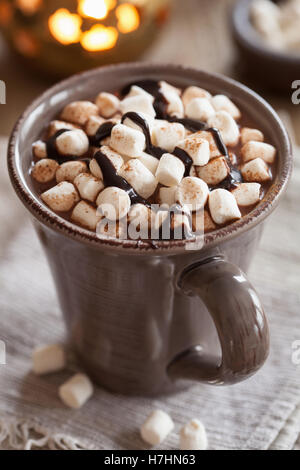 Chocolat chaud avec guimauves mini verre Banque D'Images