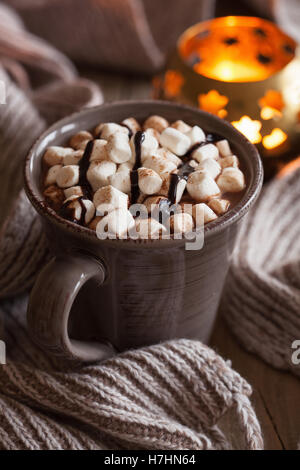 Chocolat chaud avec guimauves mini verre Banque D'Images