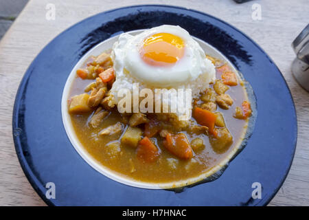 Cuisine indienne : boeuf avec Œuf frit sur le riz dans le plat. vue horizontale à partir de ci-dessus. Banque D'Images