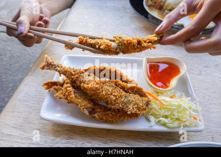 Les beignets de poisson frit avec sauce épicée . Banque D'Images