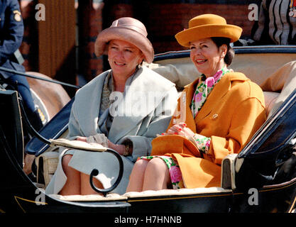 La reine Silvia et la reine Paola de Belgique dans un chariot ouvert sur une visite d'état à Stockholm 1994 Banque D'Images