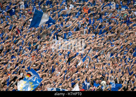 Les fans de football dans le Schalke Arena, Gelsenkirchen, Rhénanie du Nord-Westphalie Banque D'Images