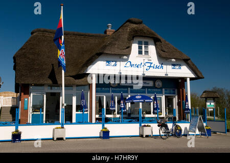 Maison de chaume, Insel-Fisch Norderhafen restaurant, port, l'île de Nordstrand, Schleswig-Holstein Banque D'Images