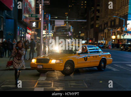 Yellow Cab tourne sur une rue de New York, Ford Crown Victoria taxi Banque D'Images