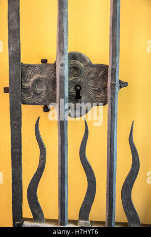 Décoration sur gate dans le Juliusspital, Juliuspromenade, Würzburg, Allemagne, Europe. Banque D'Images