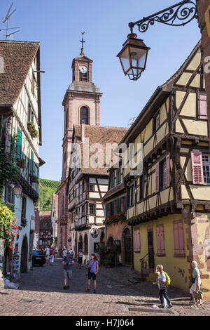 Le village de Riquewihr, dans le vignoble alsacien de France Banque D'Images