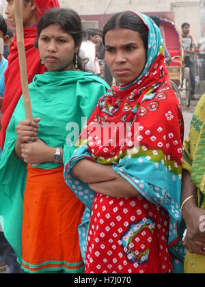 Les femmes travaillant dans le secteur du vêtement au Bangladesh montrent pour de meilleures conditions de travail à Dhaka Banque D'Images