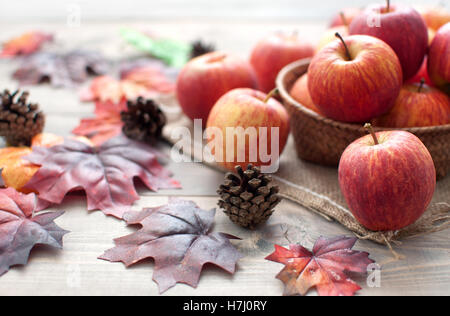 Les feuilles d'automne aux pommes sur un fond de bois Banque D'Images