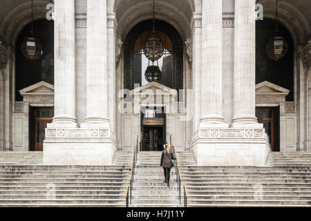 Photo de jeune fille en face de la ville de New York Public Library Banque D'Images