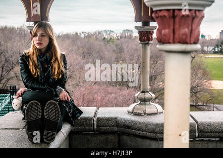 Photo de fille assise sur le bord du Château Belvedere à Central Park à Manhattan, New York City Banque D'Images