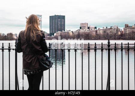 Photo de jeune fille sur une clôture à Central Park à Manhattan, New York City Banque D'Images