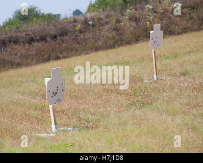Cibles métalliques qui sont utilisés pour la pratique debout dans un champ Banque D'Images