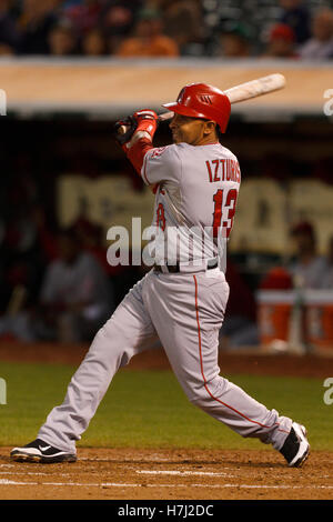 13 septembre 2011 ; Oakland, CALIFORNIE, États-Unis; Maicer Izturis (13 ans), deuxième joueur des Los Angeles Angels, frappe un simple contre les Oakland Athletics lors de la troisième manche à l'O.co Coliseum. Banque D'Images