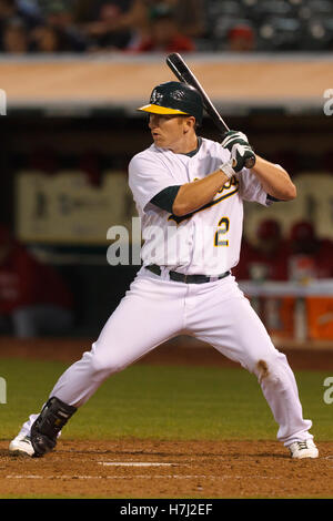 13 septembre, 2011 ; Oakland, CA, USA ; Oakland Athletics shortstop Cliff Pennington (2) à la batte contre les Los Angeles Angels lors de la cinquième manche à O.co Coliseum. Los Angeles Oakland défait 6-3. Banque D'Images