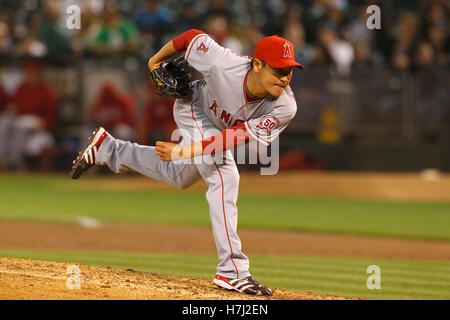 13 septembre, 2011 ; Oakland, CA, USA ; Los Angeles Angels relief pitcher Hisanori Takahashi (21) emplacements contre les Athletics d'Oakland au cours de la cinquième manche à O.co Coliseum. Los Angeles Oakland défait 6-3. Banque D'Images