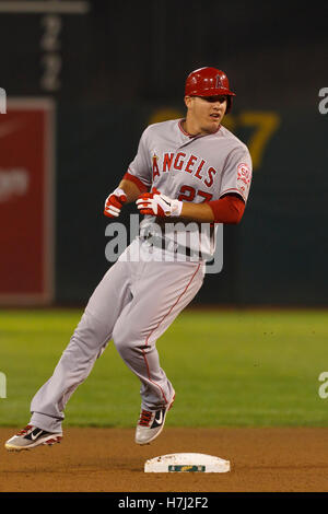 13 septembre, 2011 ; Oakland, CA, USA ; Los Angeles Angels champ centre Mike Fontaine (27) vole la deuxième base debout contre les Athletics d'Oakland durant la septième manche chez O.co Coliseum. Banque D'Images