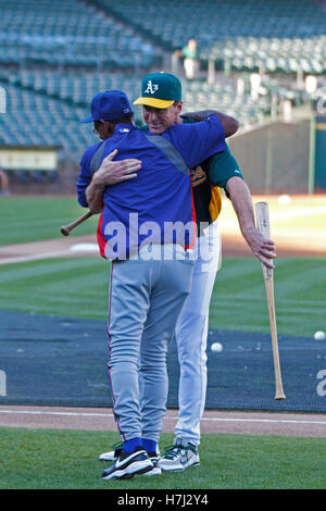 21 septembre, 2011 ; Oakland, CA, USA ; Texas Rangers manager Ron Washington (avant) félicite les Oakland Athletics manager Bob Melvin (retour) avant le match à O.co Coliseum. Oakland a annoncé une prolongation de contrat pour Melvin. Banque D'Images