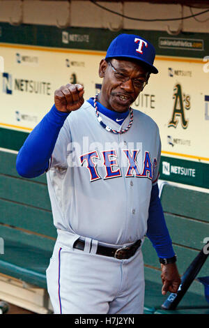 21 septembre, 2011 ; Oakland, CA, USA ; Texas Rangers manager ron washington (38) se tient dans l'abri avant le match contre les athletics d'Oakland à o.co Coliseum. Banque D'Images