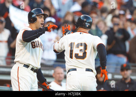 1 août, 2011 ; San Francisco, CA, USA ; le voltigeur des Giants de San Francisco cody Ross (13) est félicité par le joueur de droite carlos beltran (à gauche) après avoir frappé un coup de circuit contre les Diamondbacks de l'Arizona au cours de la première manche à at&t park. Banque D'Images