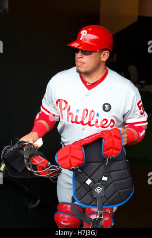 7 août, 2011 ; San Francisco, CA, USA ; Philadelphia Phillies catcher Carlos Ruiz (51) entre dans l'étang-réservoir avant le match contre les Giants de San Francisco à AT&T Park. Défait 3-1 Philadelphie San Francisco. Banque D'Images