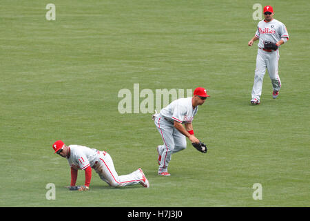 7 août, 2011 ; San Francisco, CA, USA ; le voltigeur des Phillies de Philadelphie raul ibanez (centre) prend une balle que shortstop Jimmy Rollins (à gauche) n'a pas été en mesure de frapper sur le terrain le départ de san francisco giants de premier but aubrey huff (non représenté) durin Banque D'Images